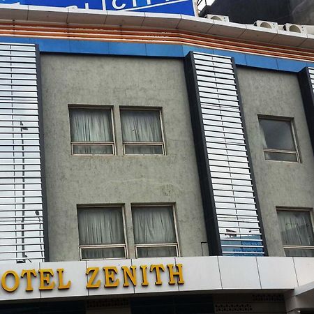 Hotel Zenith 수라트 외부 사진