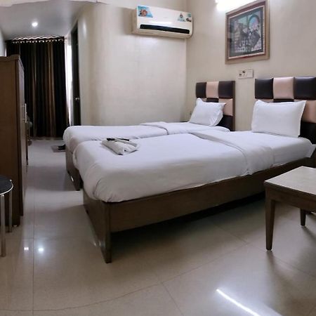 Hotel Zenith 수라트 외부 사진