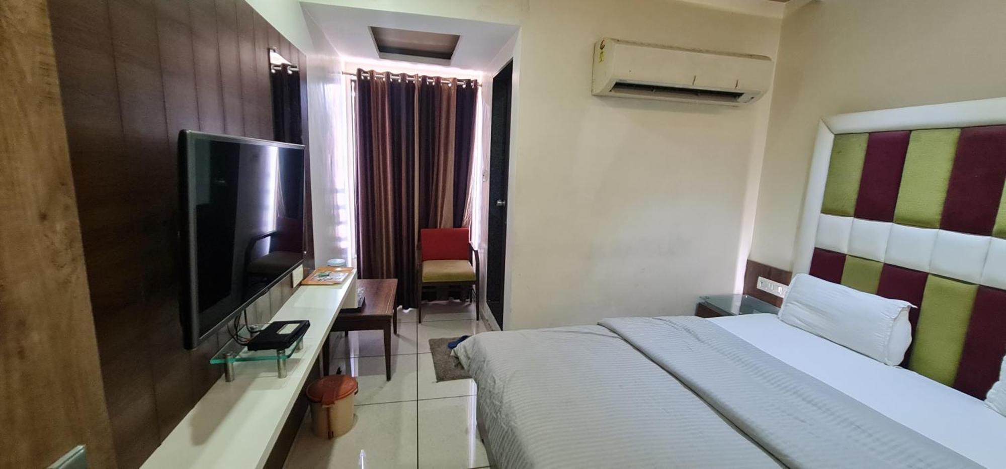 Hotel Zenith 수라트 외부 사진