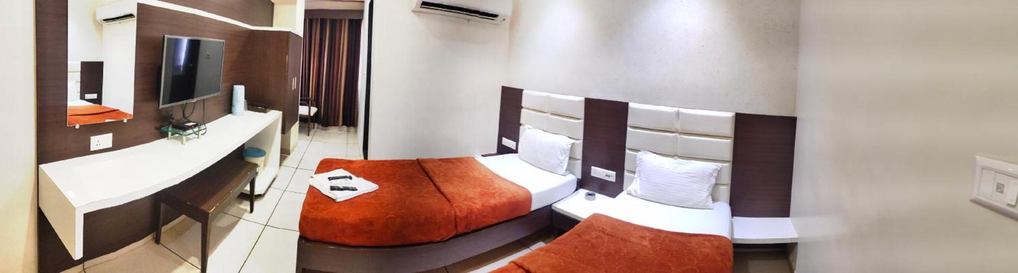 Hotel Zenith 수라트 외부 사진