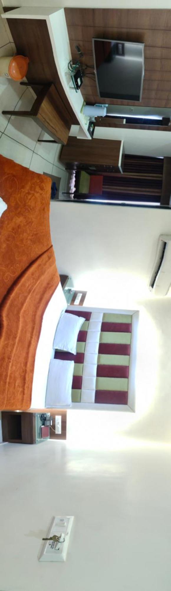 Hotel Zenith 수라트 외부 사진
