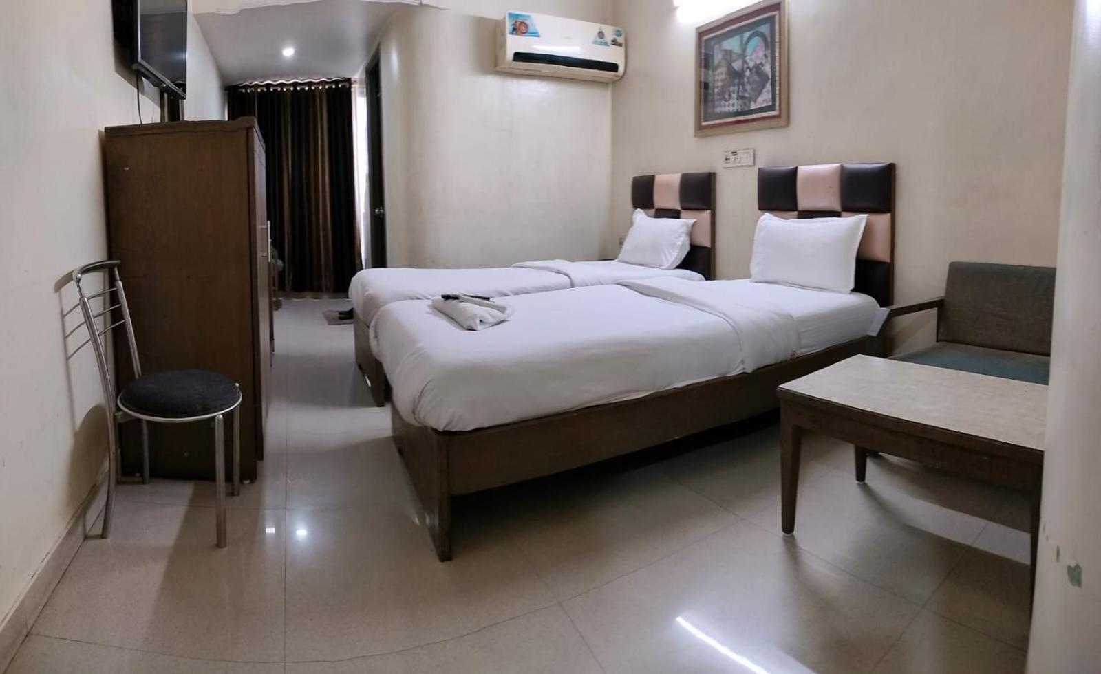 Hotel Zenith 수라트 외부 사진