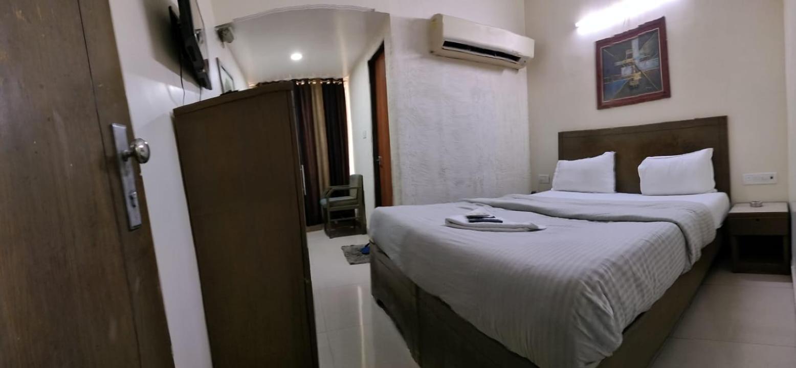 Hotel Zenith 수라트 외부 사진