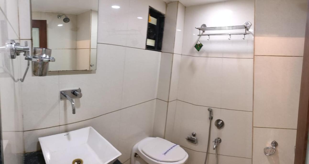 Hotel Zenith 수라트 외부 사진