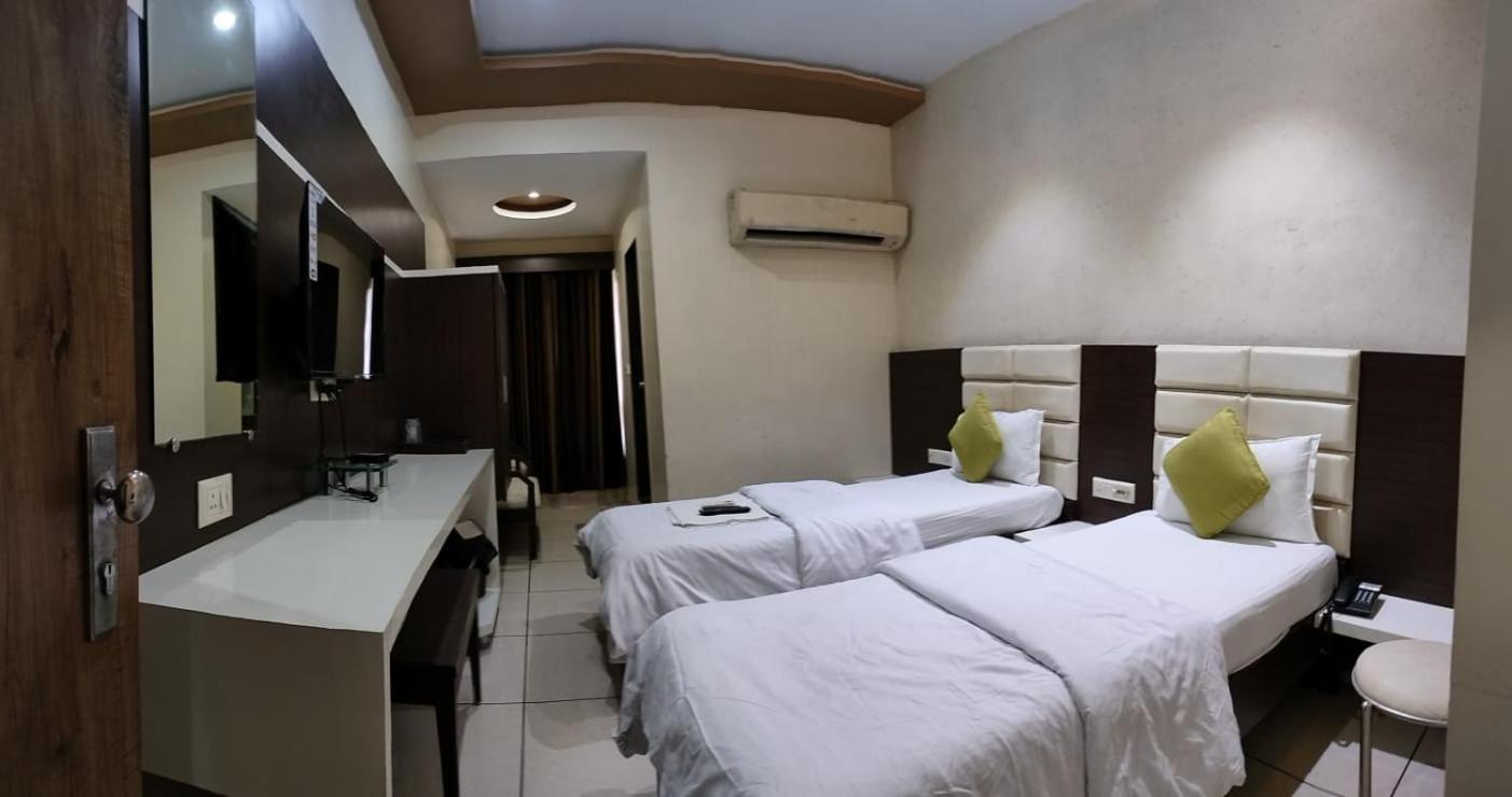Hotel Zenith 수라트 외부 사진