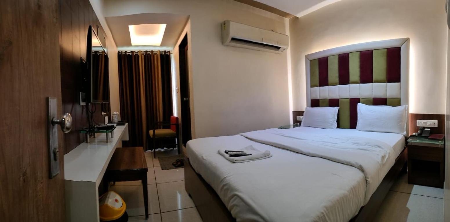 Hotel Zenith 수라트 외부 사진