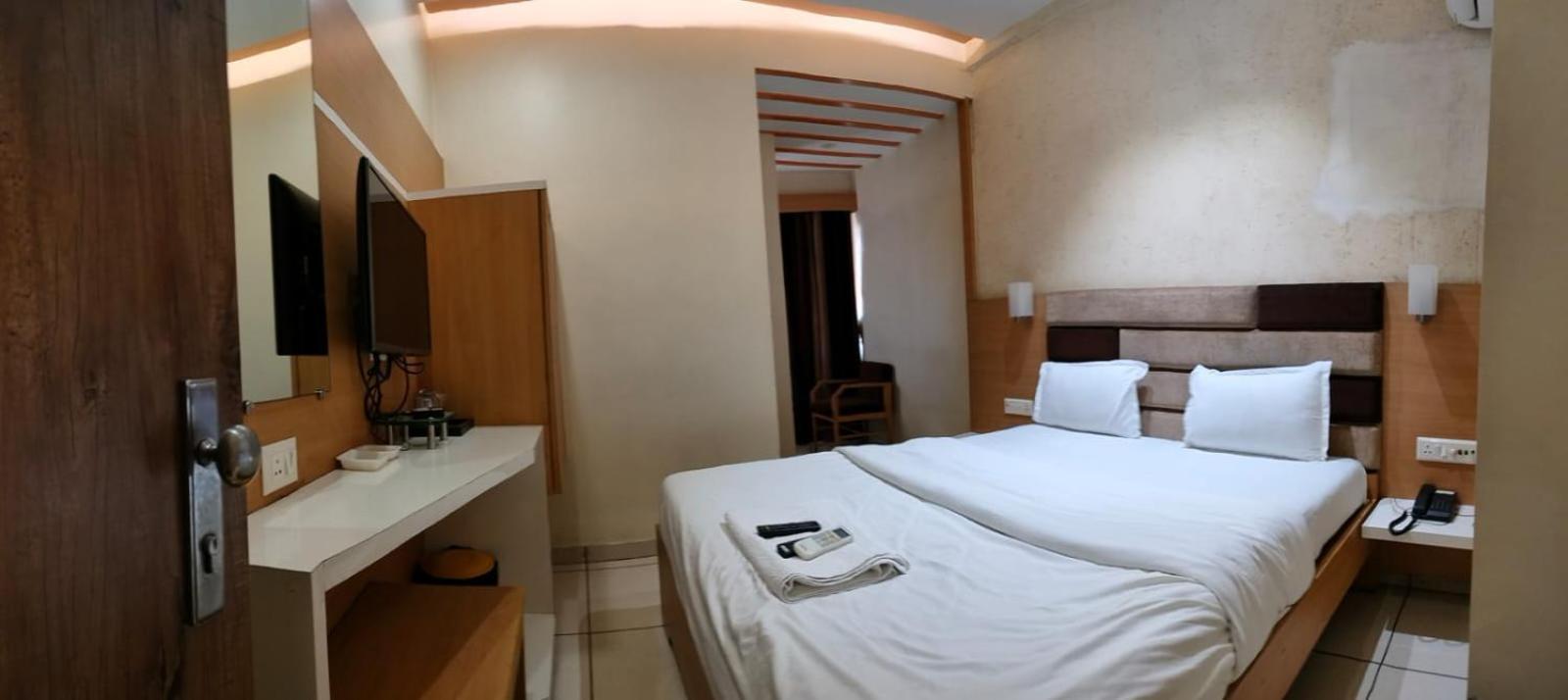 Hotel Zenith 수라트 외부 사진