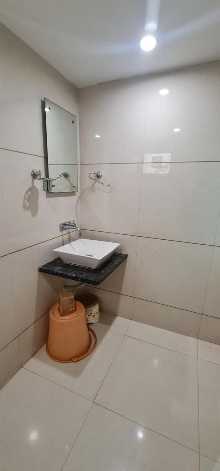 Hotel Zenith 수라트 외부 사진