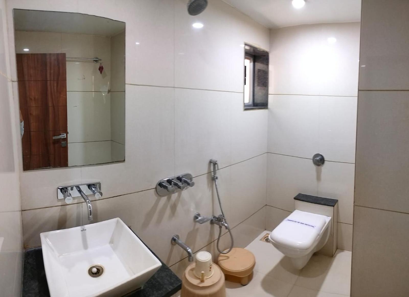 Hotel Zenith 수라트 외부 사진