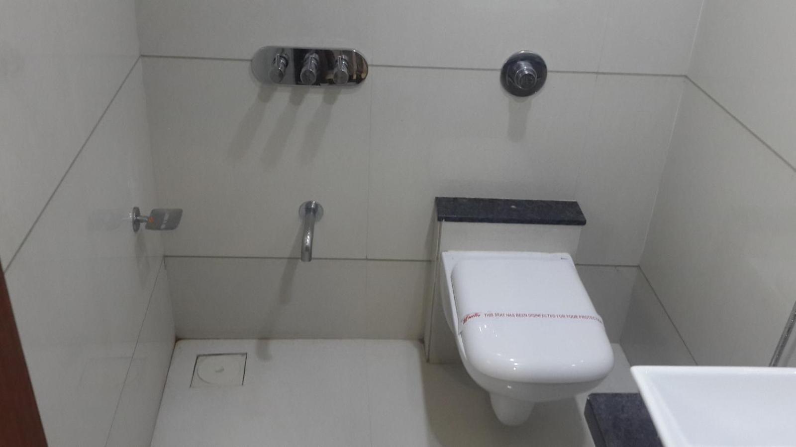 Hotel Zenith 수라트 외부 사진