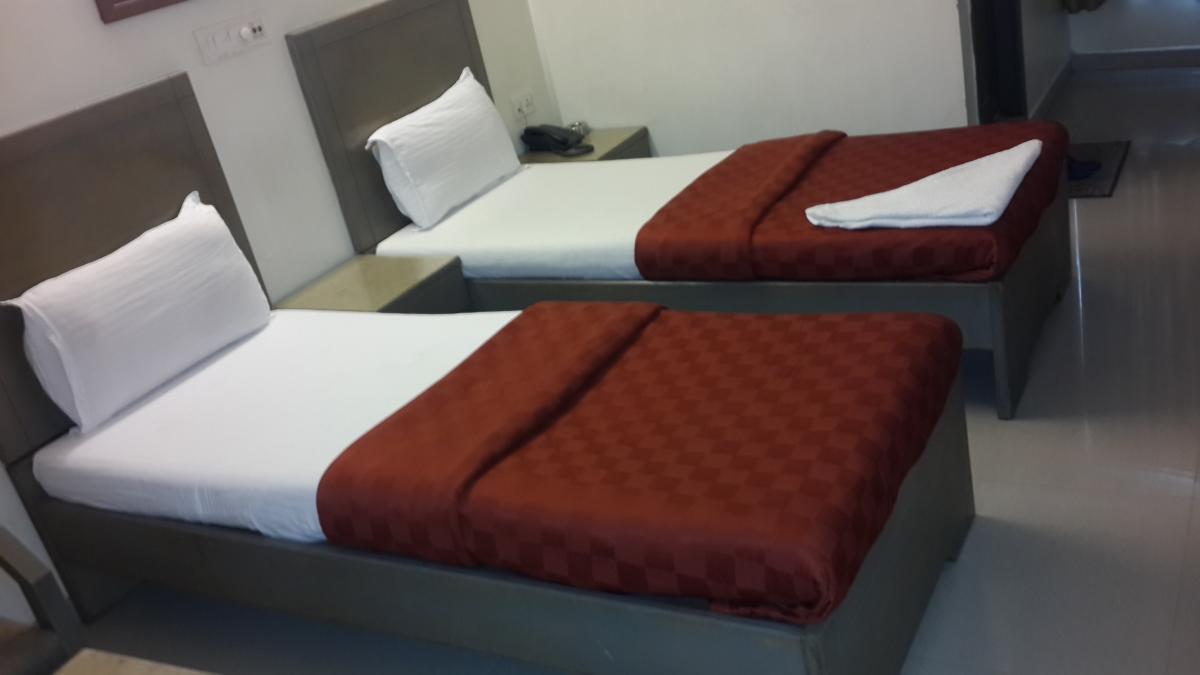 Hotel Zenith 수라트 외부 사진