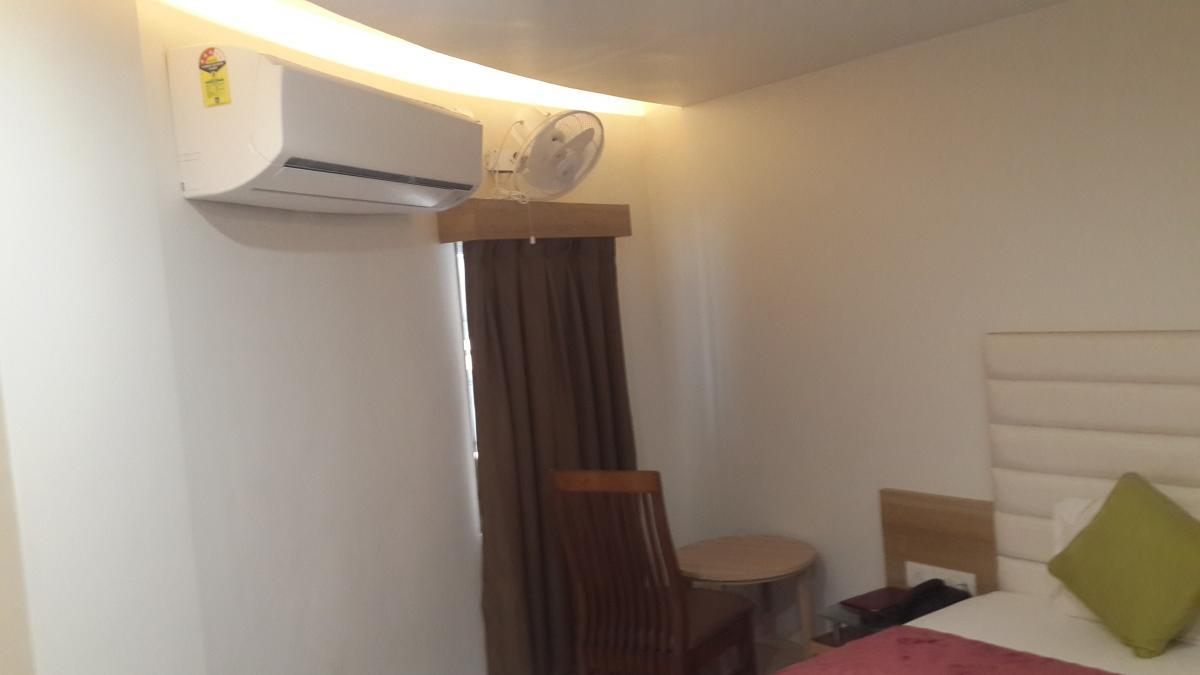 Hotel Zenith 수라트 외부 사진