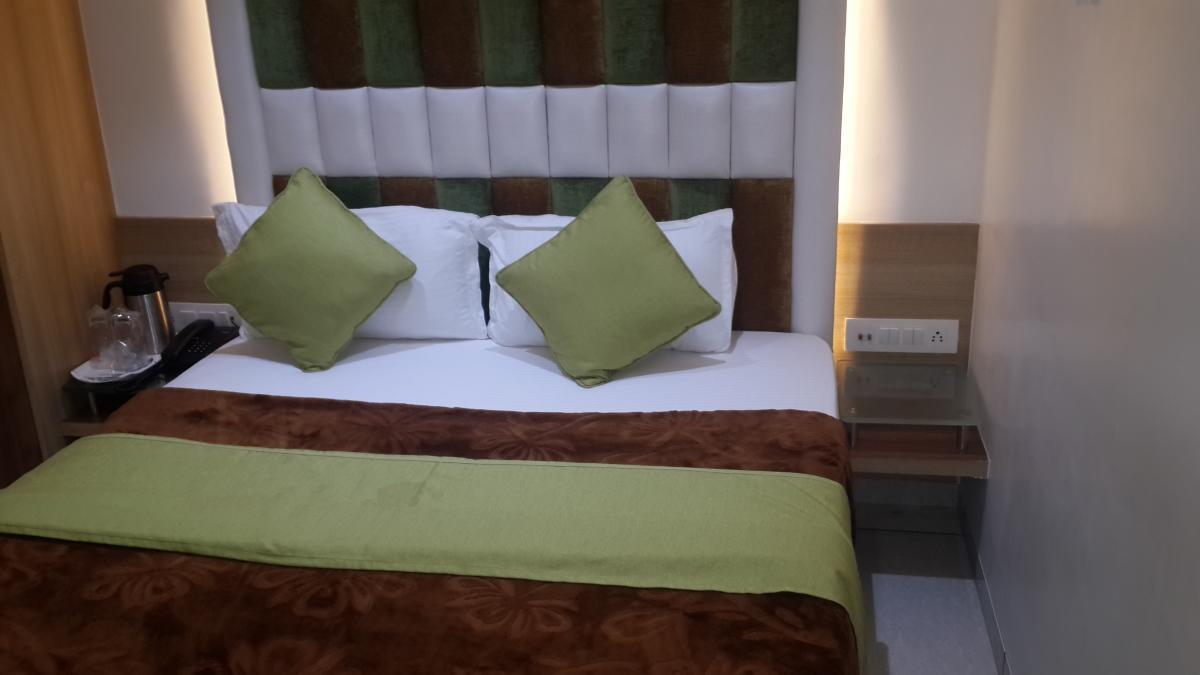 Hotel Zenith 수라트 외부 사진