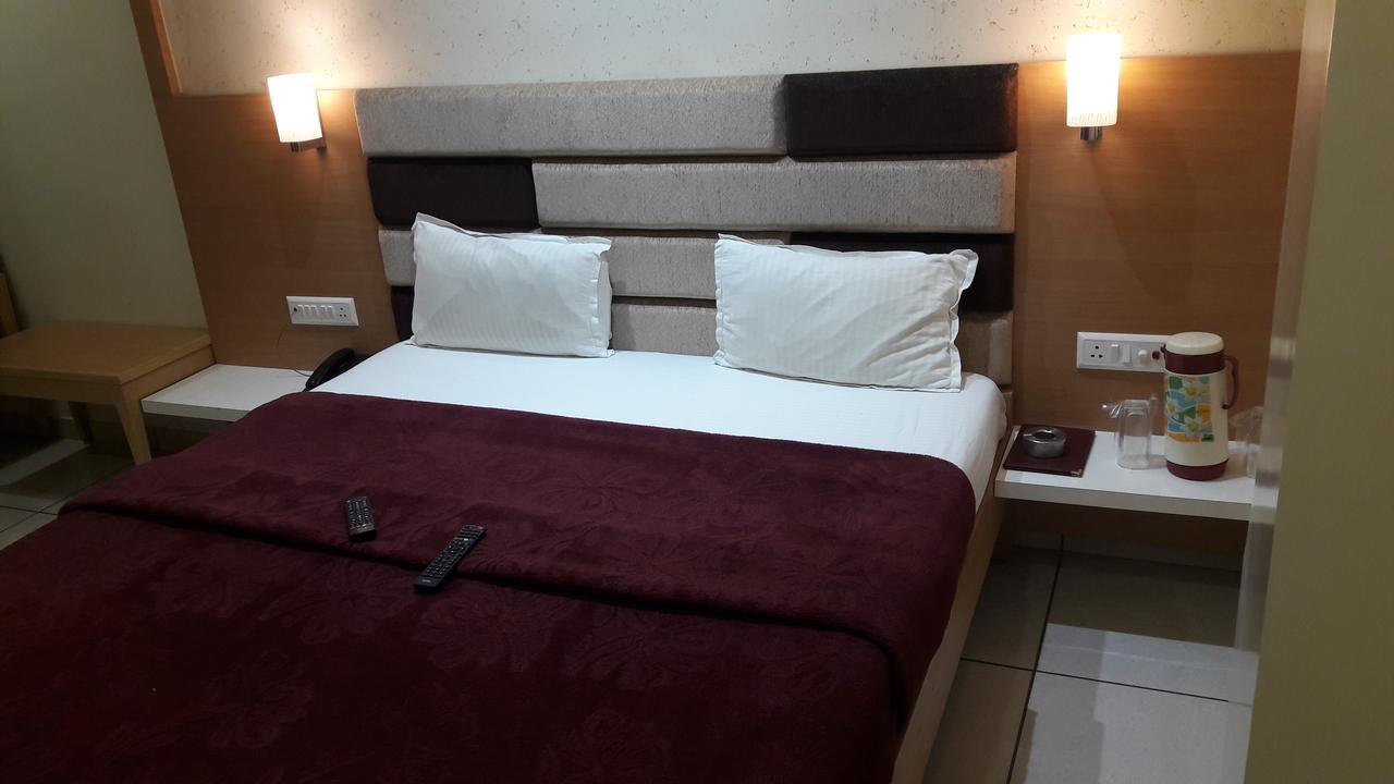 Hotel Zenith 수라트 외부 사진