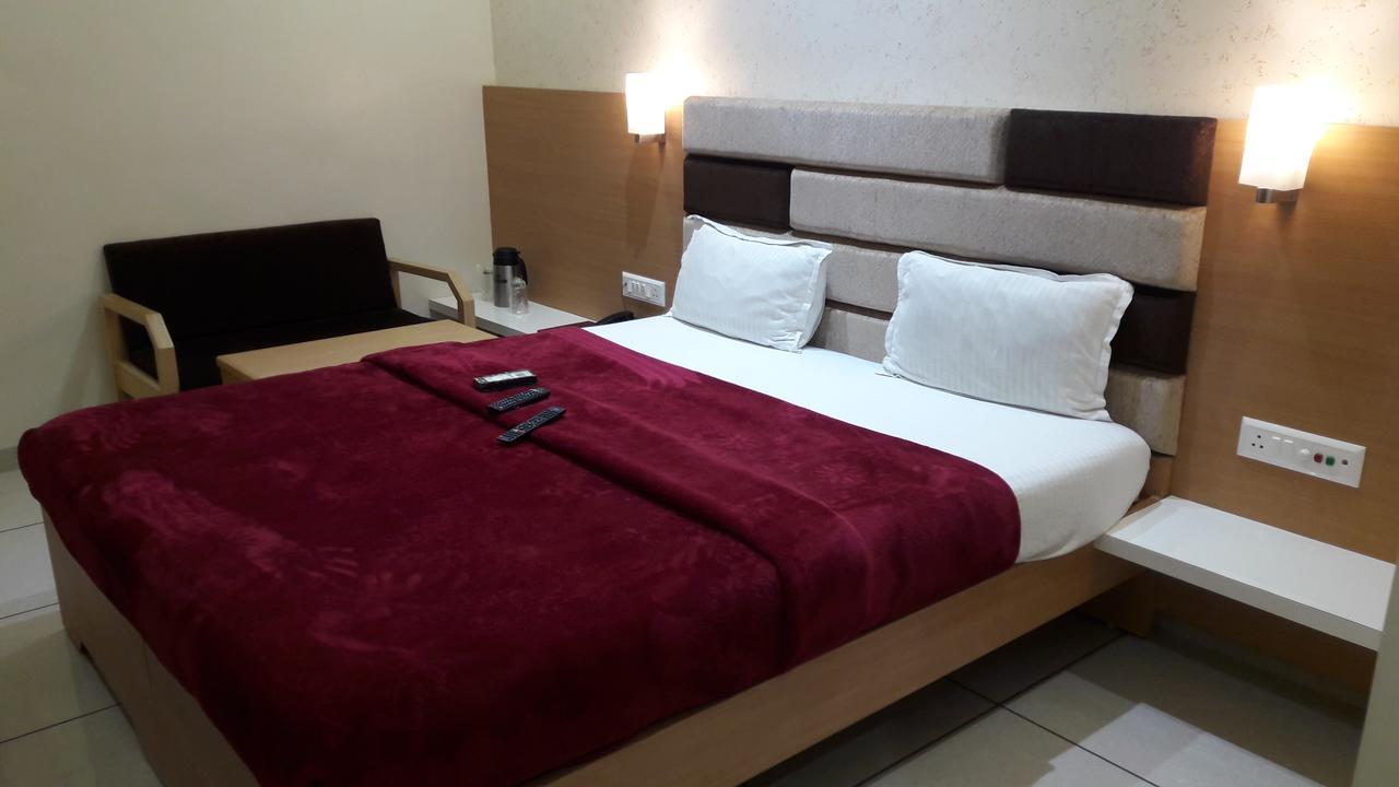 Hotel Zenith 수라트 외부 사진