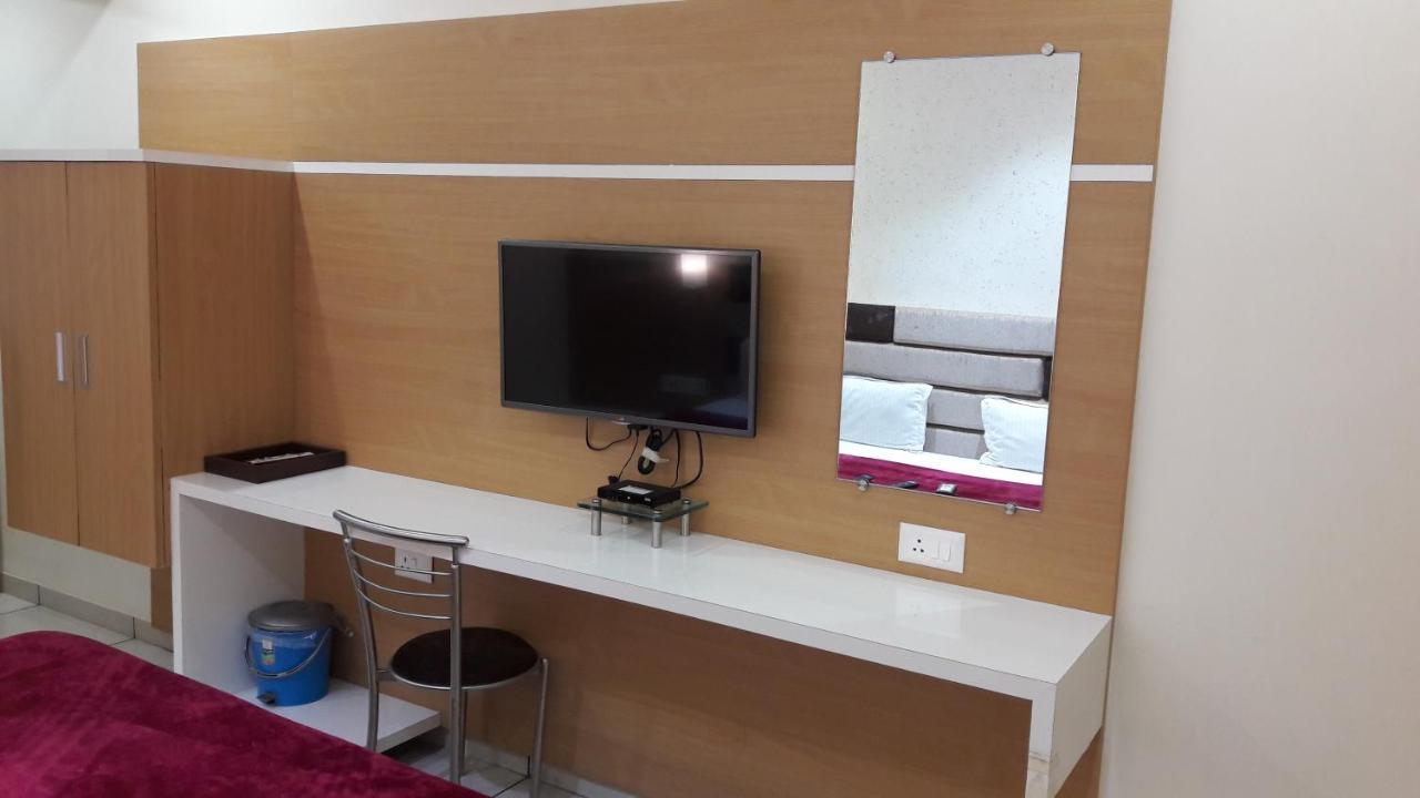 Hotel Zenith 수라트 외부 사진