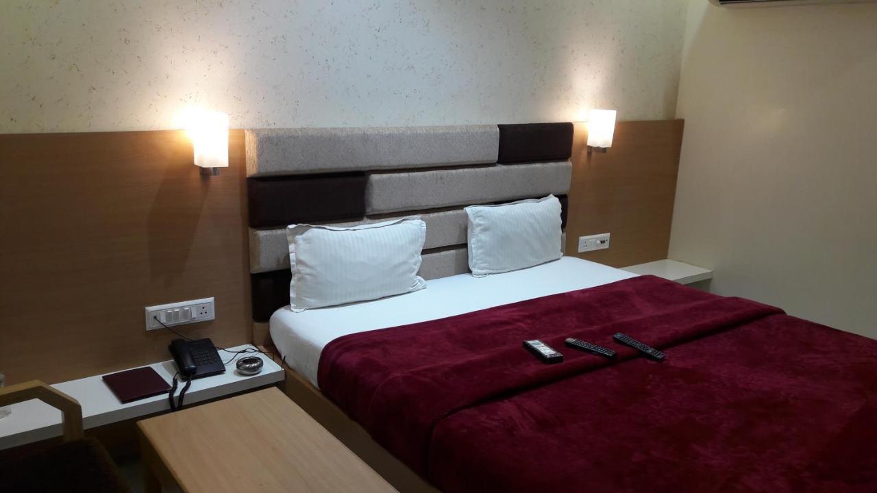 Hotel Zenith 수라트 외부 사진